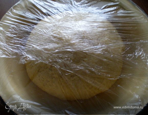 Далее малыми порциями просеянную муку. Вымешивать 15 минут. Тесто получится гладкой, мягкой эластичной и не липнущим к рукам. Поставить в тёплое место на 1,5 ч. подойти.
