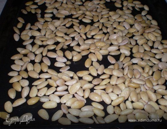 Высушить миндаль в печке при 100*С (не жарить),постоянно помешивая .
