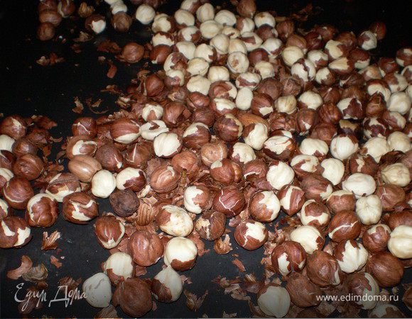 Фундук высушить (не жарить) около 10 минут в духовке.при 100*С.
