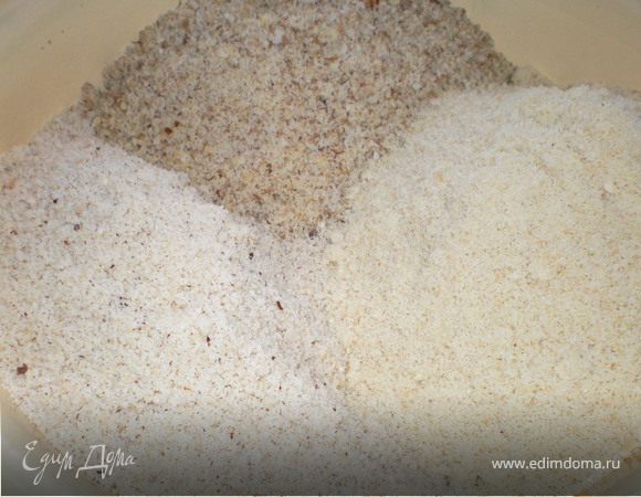 Орехи смешать с сахаром и кардамоном