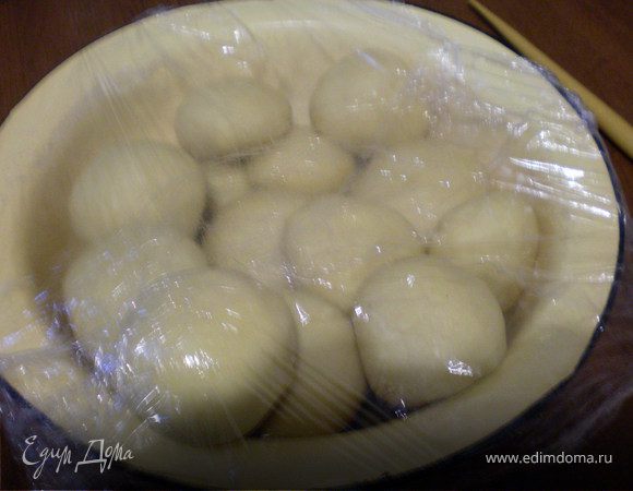 СБОРКА.:

Тесто разделить пополам. Одну половину разделить на 14 частей ( у меня 17 шариков), другую на два больших.
