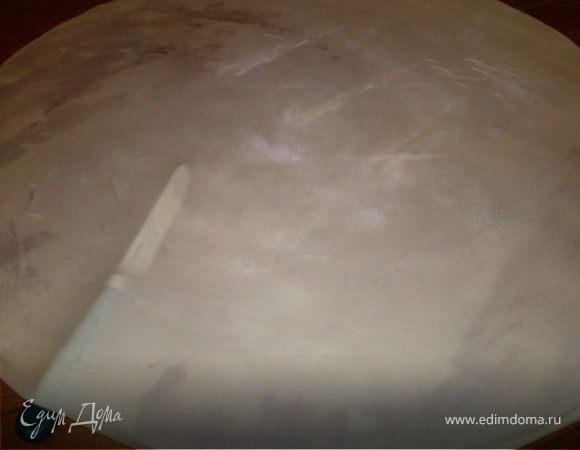 Раскатать маленький шарик теста до 0,1см.Чтобы раскатанный лист просвечивалась сквозь.
