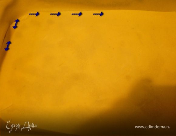 Далее последующие раскатанные не должны свисать краев(лишнее срезать) формы.Лист уложить на начинку и прижать.
