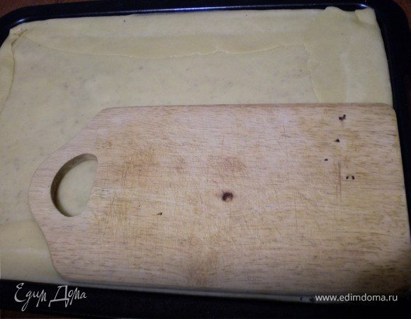 Так повторять, пока дойдёте до раскатывания оставшегося большого шарика теста.Свисший края первого листа завернуть ,уложить на предпоследний лист. Прижать разделочной доской по всему периметру.
