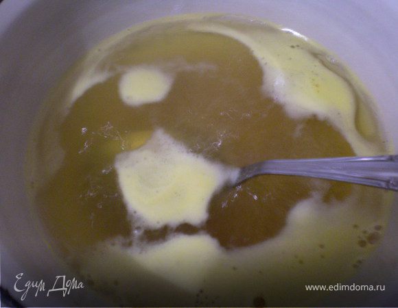 Разбавить мед с водой,уварить.Достать пахлаву ,залить растопленным медом. Будет пенится, дать немного остыть. И пока горячая пройдись ножом по разрезам ,прорезая до самого дна .
