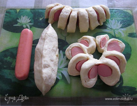 В кефире растворить дрожжи и сахар, соль. Добавить масло, постепенно всыпать муку и замесить тесто. Тесто получается эластичным и не пристаёт к рукам. Дать ему подняться 2 раза. Поднимается очень быстро, за час тесто успевает "вырасти" 2 раза. Налепить завитушек, выложить на противень, смазать яйцом+молоко, присыпать кунжутом и запечь в духовке при температуре 200 гр. до румяной корочки.
