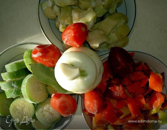 У меня все овощи свои из морозилки. подготовленные. Если свежие действуем так: кабачки порежем кружками, баклажаны - кубиками, помидоры крупными дольками; нарежем лук, измельчим чеснок (давилку никогда не использую).