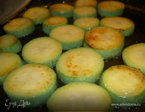 Добавляем масло, обжариваем кабачки и откладываем в сторону.