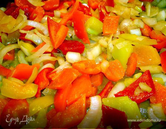 Теперь обжарим перцы и лук, пару минут.