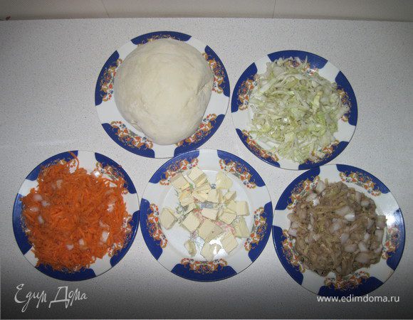 Картофель и морковь трем на мелкой терке, капусту нарезаем мелкой соломкой, лук небольшими кубиками.

