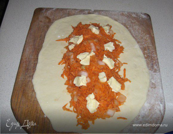 Берем тесто, раскатываем овал чуть больше ладони и выкладываем начинку, а по верх начинки нарезанное кубиками сливочное масло.
Начинка: Картофель смешать с луком посолить и поперчить по вкусу, с морковью и капустой сделать тоже самое.
