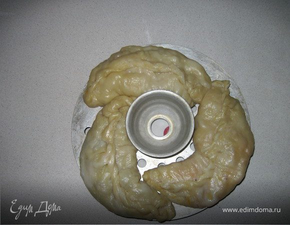 Выложить на смазанный маслом противень пароварки и готовить 60 минут.