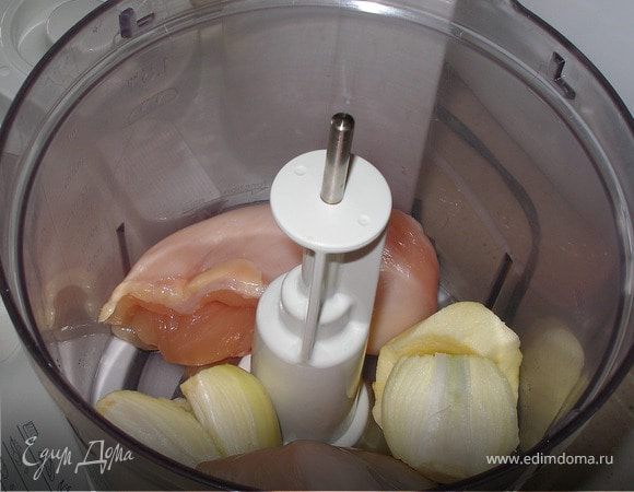 Куриное филе, яблоко и лук измельчить в блендере. 