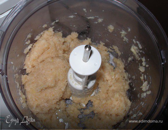 Добавить манку, соль и перец. Перемешать. 