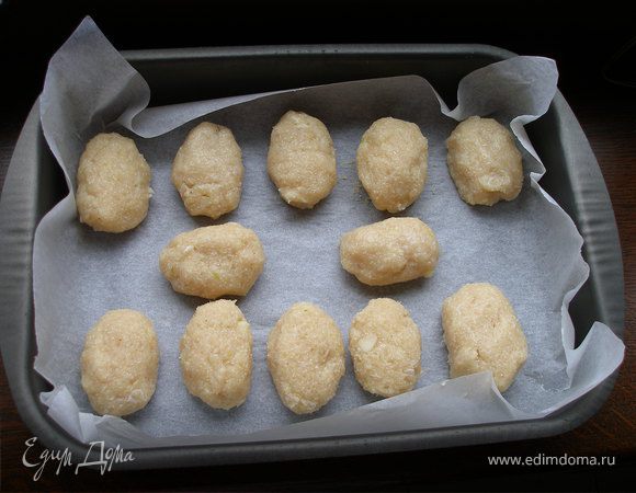 Формировать небольшие котлетки и выкладывать в форму, застеленную пергаментом. 