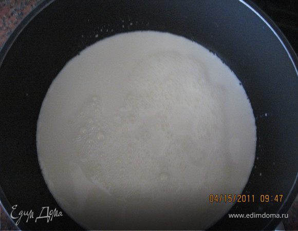 Молоко вылить в кастрюльку добавить соль и сахар.Довести до кипения.