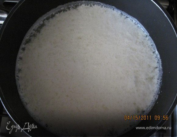 В закипевшее молоко добавить кефир.
Подождать пока образуется творог.
Отбросить на марлю и подвесить на 15 минут.
