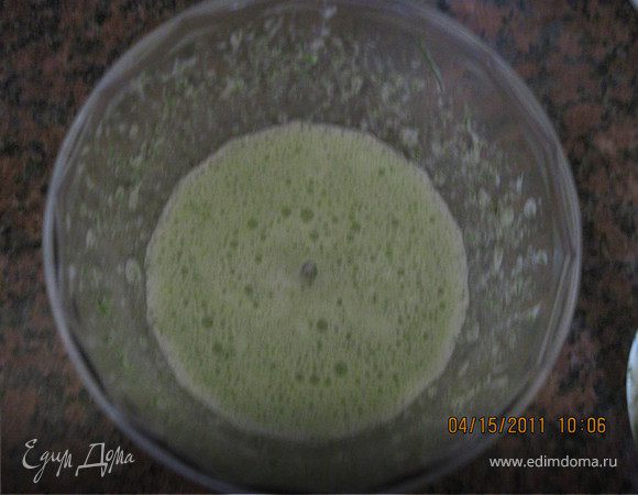 В блендере взбить яйцо , я добавляю немного лимонного сока,зелень , чеснок. Добавить творог и довести до однородной кремообразной массы. Поставить в холодильник окончательно остыть. 

