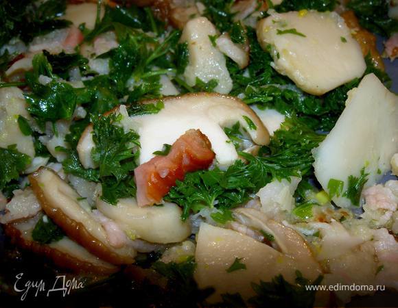 Нарежем грудинку мелкими кубиками и слегка обжарим в оливковом масле. Добавим к грудинке натертый лук-шалот, крупно порезанные грибы(у меня белые, но можно любые) и измельченную петрушку(да простят меня любители базилика, но с грибами...). Готовим 5 минут, периодически помешивая.