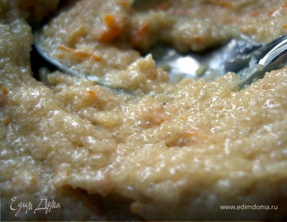 Просеянную муку смешаем с солью и разрыхлителем. В другой миске разотрем до кремовой консистенции мягкое масло, сахар и цедру.