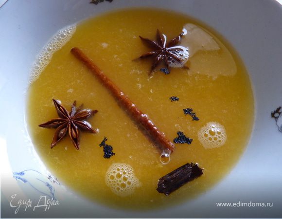 Из апельсина выжать сок, вылить в сотейник, добавить сахар, звёздочку бадьяна, корицу и ваниль. Довести до кипения, уварить. Нектарины разрезать, удалить косточки, залить сиропом, дать настояться.  