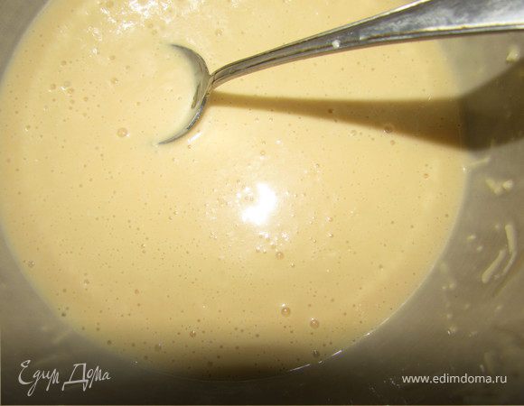 Есть маленький секрет приготовления Поповеров - все ингредиенты должны быть теплыми, яйца - комнатной температуры, масло растопленное, молоко подогретое.
Сначала надо взбить яйца с солью до пышной пены. Затем добавляем сахар, молоко, масло, муку и натертый на мелкой терке сыр (если Вы делаете такой вариант как у меня). Сыр можно не добавлять, можно добавить больше сахара и ванилин. Тесто получится немного гуще чем блинное.