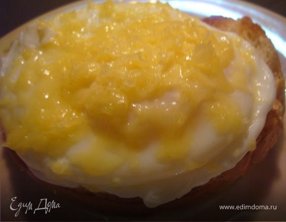 Выложи яйца на тосты и полей соусом, и тёртым сыром.