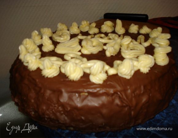 Также, торт можно полить растопленным шоколадом (растопить 250 г шоколада на водяной бане, и теплым шоколадом покрыть торт).