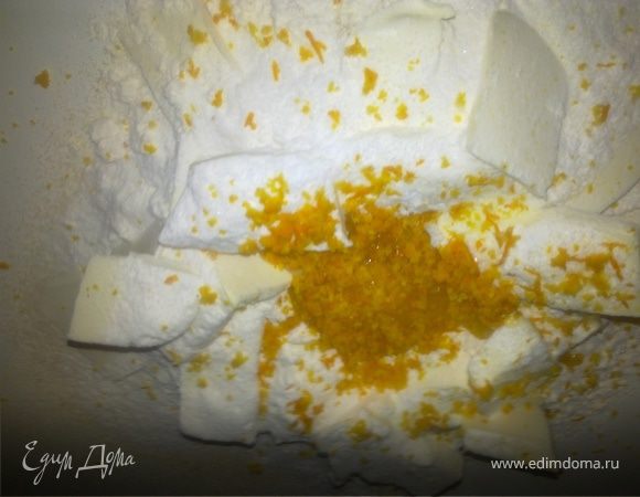 Вокруг разложить мягкое сливочное масло кусочками,сахарную пудру,соль,цедру цитруса,хорошо порубить ножом.