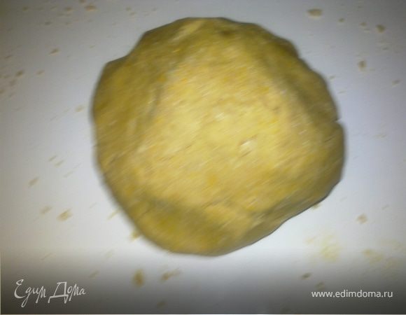 Вымесить тесто,сформовать шар ,обернуть его пищевой пленкой и положить в холодильник на 30 минут.