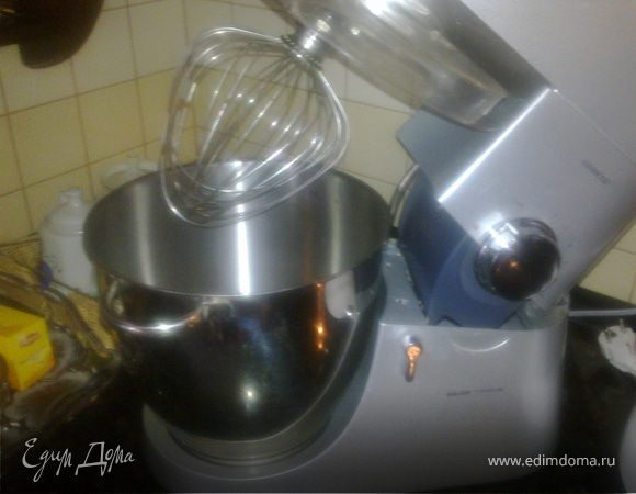 Берем сметанй выкладываем в емкость комбайна,добавляем сахар и взбиваем венчиком для взбивания крема .