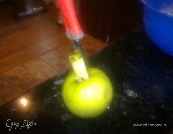 Из яблока удаляем сердцевину.