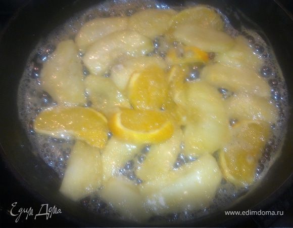 В кипящий мед аккуратно выкладываем дольки яблока и цитруса.Доводим мед до карамелизированного состояния.