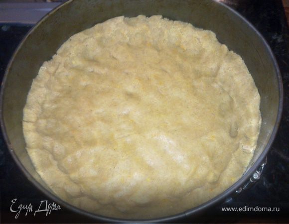 Тесто берем из холодильника и выкладываем в форму для выпечки,распределяем равномерно.