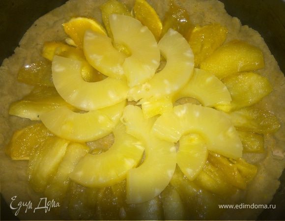 Сверху по первому кругу поочередно выкладываем яблоки и цитрус,затем серединку выкладываем ананасом.