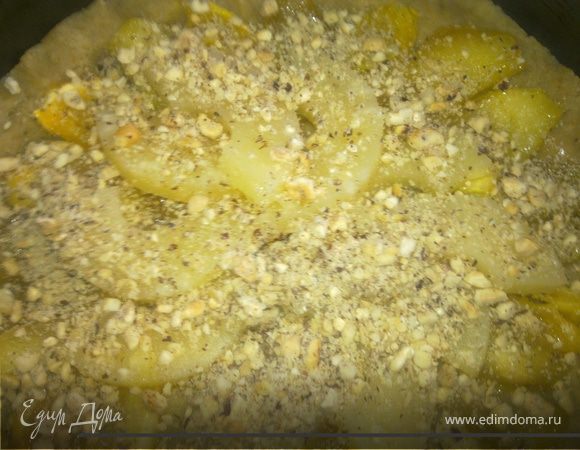 Получившимся сметанным кремом покрываем фрукты,сверху присыпаем измельченными рехами.