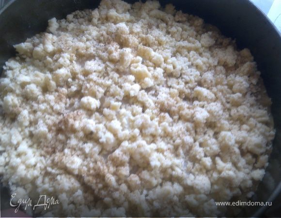 В муку кладем маргарин кусочками,сахар и растираем до состоянмя крошки.Сверху пирог присыпаем получившимся топпингом.