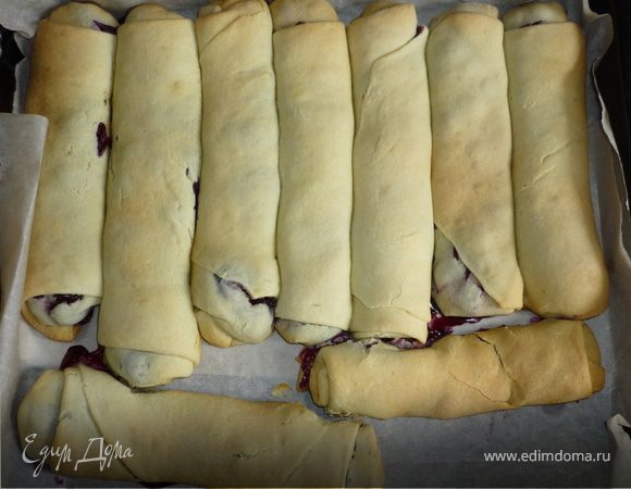 Смешать сметану с маслом,солью и содой и постепенно добавлять муку до эластичности теста.
Готовое тесто поставить на 2ч в холодильник.Затем тесто разделить на7-9 колобков. Тонко раскатать, выложить вишню и присыпать чуть сахаром.Можно чуть крахмала чтобы не текла вишня.Свернуть в рулетики.Разогреть духовку на 200*С,ставя в духовку уменьшаем до 180*С Выпекать 20-30мин.Дать чуть остыть и присыпать пудрой.