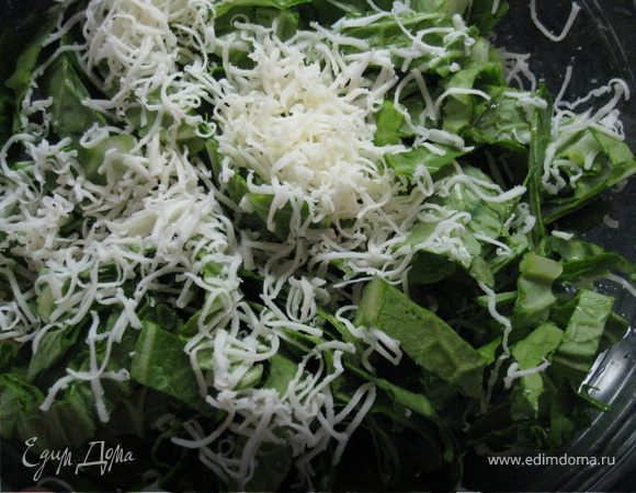 Режем капусту, трем моцареллу на мелкой терке...