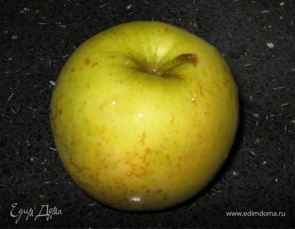 ...яблоко на крупной вместе с кожурой