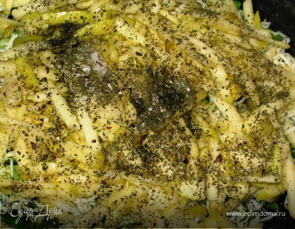 солим, перчим, щедро посыпаем мятой, поливаем маслом, перемешиваем и приятного аппетита!