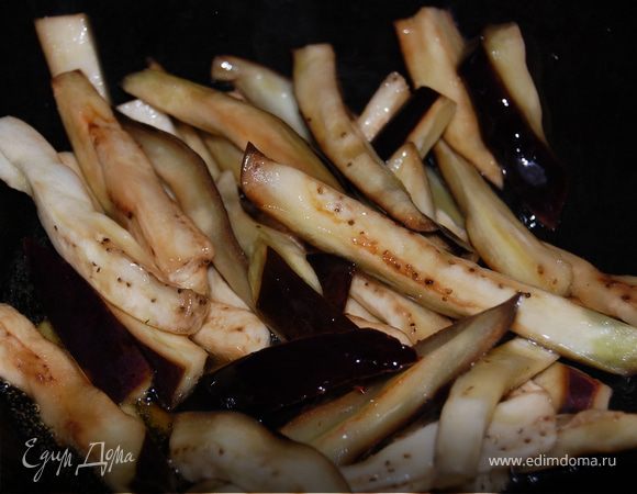 Через 8 часов......Баклажаны обжарить в растительном масле.
