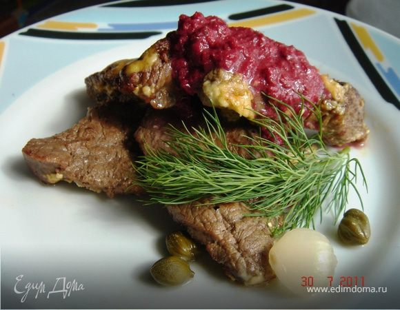 На подогретую тарелку выложить телятину и полить вишнёвым соусом.Подавать с запечёнными картофельными дольками.
Приятного аппетита!