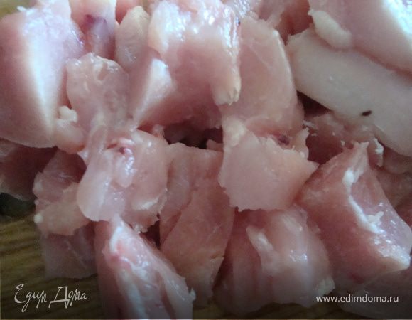 Нарезаем свинину,телятину и куриное филе небольшими кусочками.