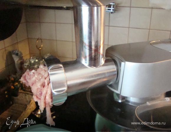 Перекручиваем его на мясорубку с крупной решеткой.