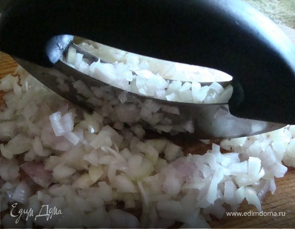 Лук нарезаем мелко ,затем при помощи ножа для лука измельчаем его еще мельче и хорошо разминаем его руками ,чтобы лук пустил сок.Выкладываем его в наш фарш и хорошо перемешиваем.Яйца взбиваем миксером в пышную пену и добавляем в фарш.Снова хорошо вымешиваем.Сливочное масло растапливаем и тоже выливаем в фарш.Снова хорошо вымешиваем.