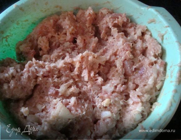 Сыр натираем на крупной терке и добавляем в фарш,хорошо перемешиваем а затем поднимая мясо на высоту несколько раз его бросаем на стол,чтоб хорошо его наполнить кислородом.Присолить,поперчить по вкусу.(желательно после добавление сыра так как сыр тоже имеет соль)