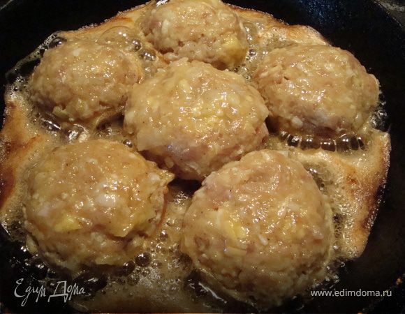 Формуем из фарша битки.Венчиком взбиваем 2 яйца и аккуратно с двух сторон смазываем яйцом наши битки.Выкладываем на разогретую с растительным маслом сковороду и обжариваем с двух сторон по 2-3 мин.