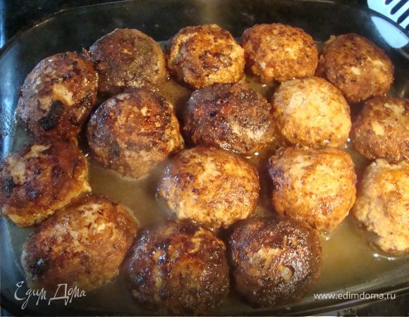 Складываем прижареные битки в жароупорную форму и ставим в разогретую до 200 градусов духовку на 30 минут.Такие битки хорошо подать с запеченой картошкой .