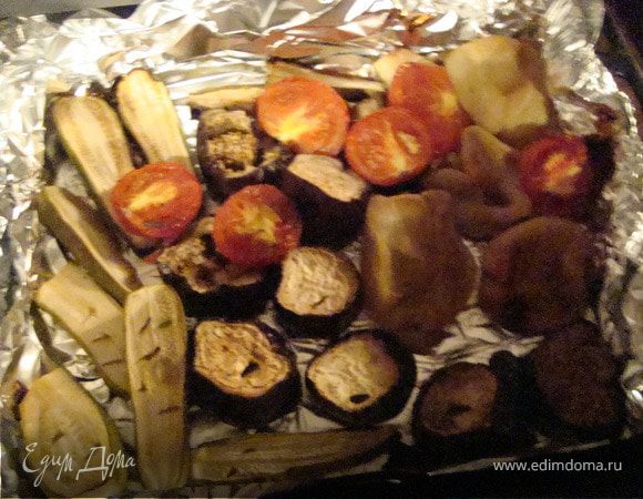 Овощи моем, обсушиваем. Баклажаны и кабачки разрезаем вдоль пополам. Помидоры тоже разрезаем на две половинки. Лук очистить и нарезать крупными кольцами. Яблоки дольками,сладкий перец очищаем от сердцевины и нарезаем полосками. Корень сельдерея кусочками маленькими. Раскладываем все на противень выстланный фольгой и ставим в разогретую до 250 градусов духовку до тех пор пока овощи не станут мягкими.